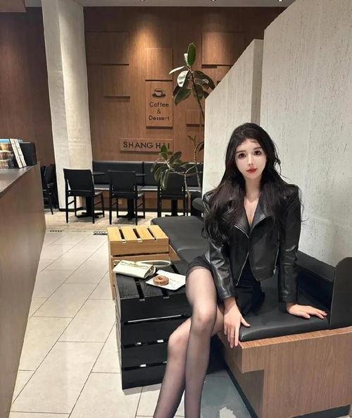舔美女穿丝袜的腿,探寻美女腿部线条的极致魅力